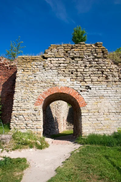 Le rovine della vecchia fortezza. Vecchie pietre in muratura . — Foto Stock