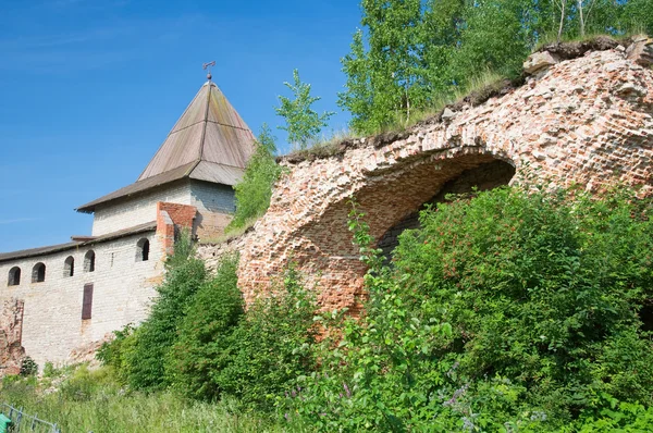 Fortezza di Shlisselburg "Nut", un cortile. Muro restaurato e stai — Foto Stock