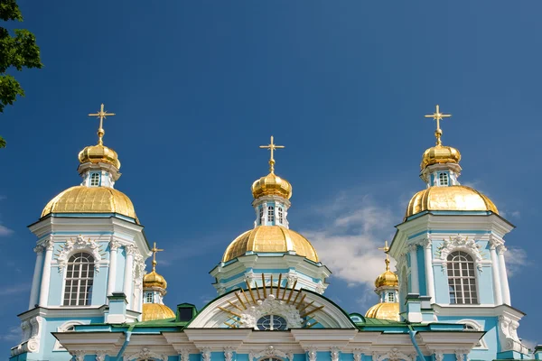 Golden domes of St. Nicholas Naval Cathedral in the background o — Stock Photo, Image