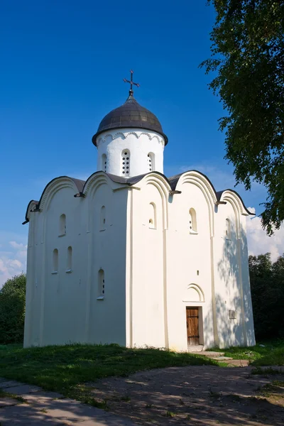 Iglesia de San Jorge en la fortaleza Staraya Ladoga. Rusia — Foto de Stock