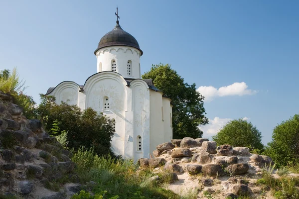 Igreja de São Jorge na fortaleza de Staraya Ladoga. Rússia — Fotografia de Stock