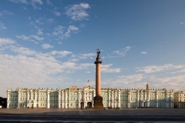 Sabahın erken saatlerinde Saray Meydanı. St. petersburg. Rusya