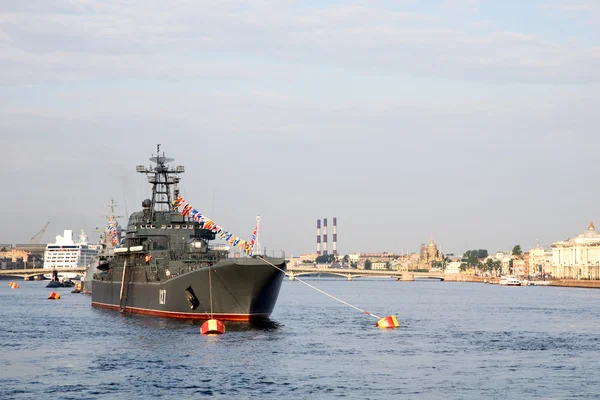 Navire de guerre sur la rivière Neva. Saint-Pétersbourg. Russie — Photo