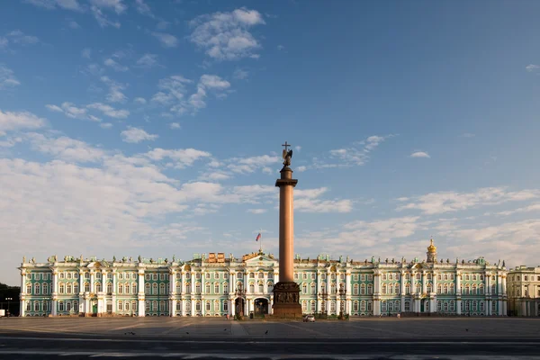 在清晨的布达拉宫广场。圣彼得斯堡。俄罗斯 图库图片