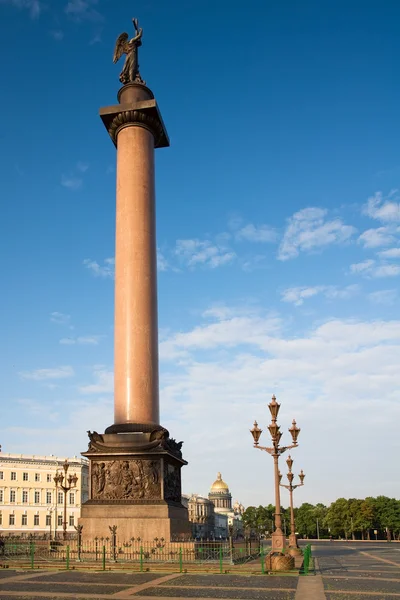 Praça do Palácio, Coluna Alexander. De manhã cedo. São Petersburgo — Fotografia de Stock