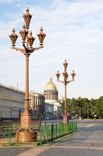 Uitzicht op St. Isaac's kathedraal aan de Palace Square. St. Petersbu — Stockfoto