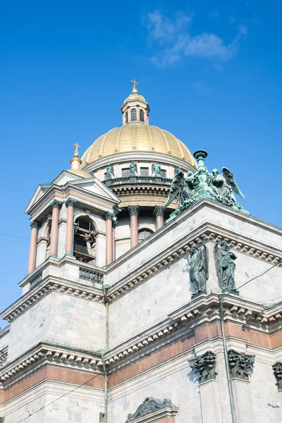聖イサアク大聖堂、青い空のファサード — ストック写真