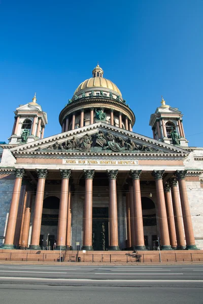 St. Isaac's Cathedral, the facade of the blue sky — Stock Photo, Image