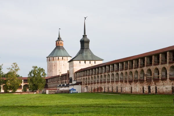 Het kirillo-belozersky klooster. Moskou en kazan toren courtya — Stockfoto