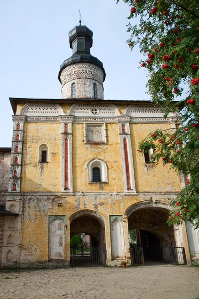 Het kirillo-belozersky klooster. Heilige gates en churh van st. jo — Stockfoto