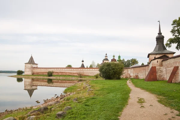 O conjunto arquitetônico do Mosteiro de São Cirilo-Belozerski. Ru... — Fotografia de Stock