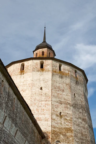 Das Kirillo-Beleserski-Kloster. bolshaya merezhennaya Turm. russischer Nort — Stockfoto