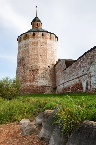 O mosteiro de Kirillo-Belozersky. Torre Bolshaya Merezhennaya . — Fotografia de Stock