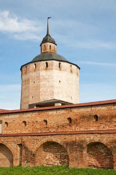 O mosteiro de Kirillo-Belozersky. Torre Bolshaya Merezhennaya. R — Fotografia de Stock