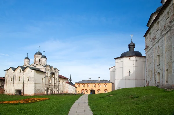 O mosteiro de Kirillo-Belozersky.O pátio do mosteiro . — Fotografia de Stock