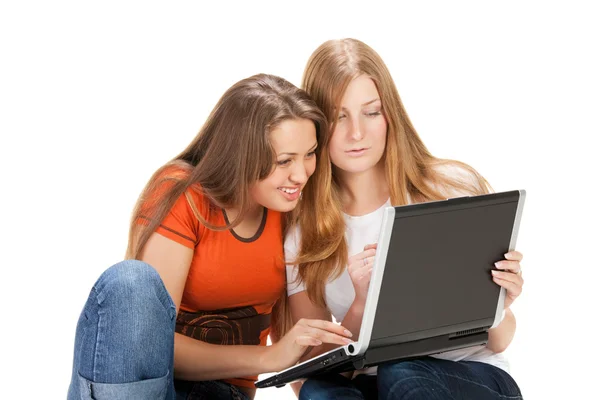 Två unga glad tjej studentarbeten på laptop — Stockfoto
