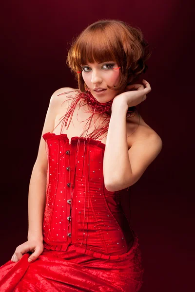 Gyönyörű lány piros ruhában. — Stock Fotó