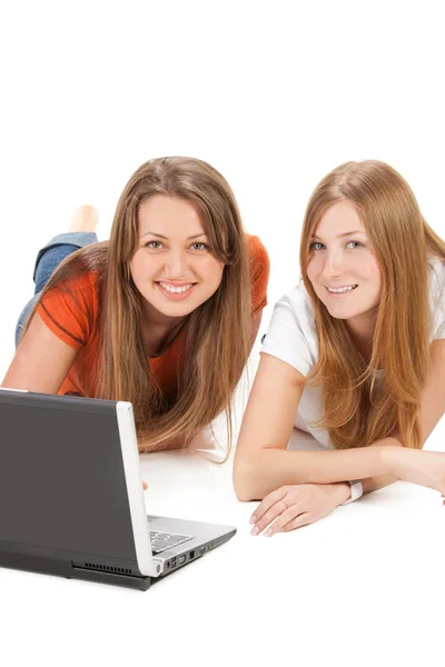 Dvě mladý student šťastná dívka práce na notebooku — Stock fotografie