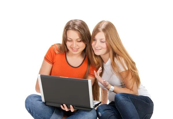 在笔记本电脑上的两个年轻的快乐学生女孩工作 — 图库照片