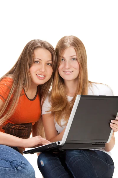 Dois jovens estudante feliz trabalho menina no laptop — Fotografia de Stock