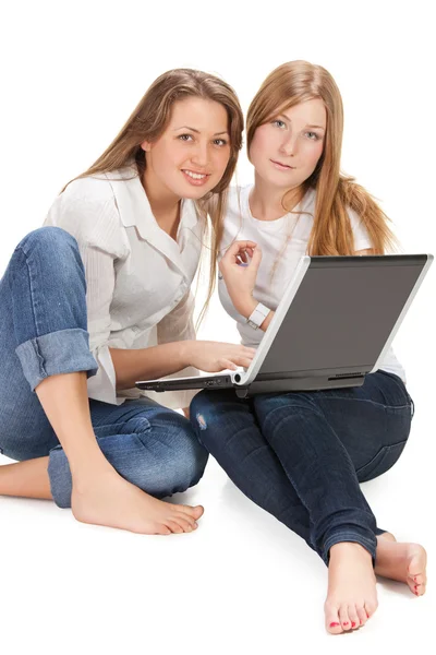 Dos jóvenes feliz estudiante chica trabajo en el ordenador portátil —  Fotos de Stock