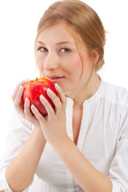 güzel bir kadın tutarak elma
