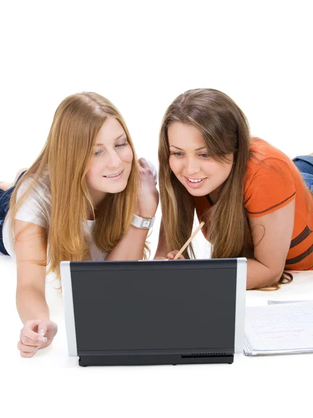 Deux jeunes filles étudiantes heureuses travaillent sur ordinateur portable — Photo