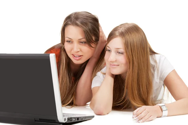 Due giovani studenti felici ragazza lavorano sul computer portatile — Foto Stock
