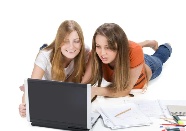 노트북에서 두 젊은 행복 한 학생 소녀 작품 — 스톡 사진