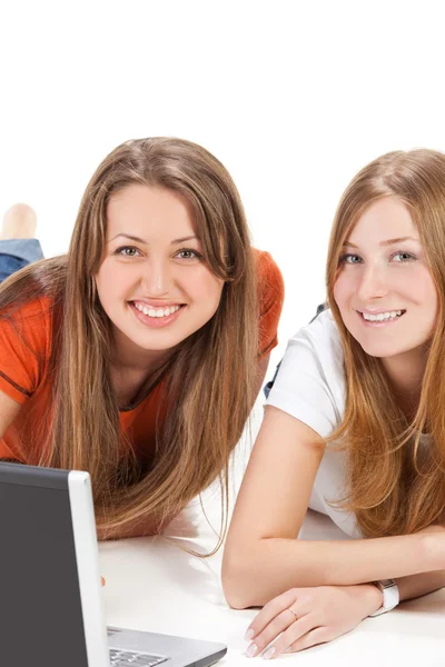 Dwa młody student szczęśliwy dziewczyna pracy na laptopie — Zdjęcie stockowe