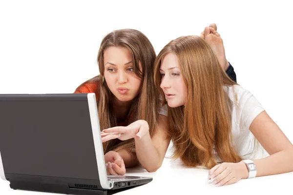 Deux jeunes filles étudiantes heureuses travaillent sur ordinateur portable — Photo
