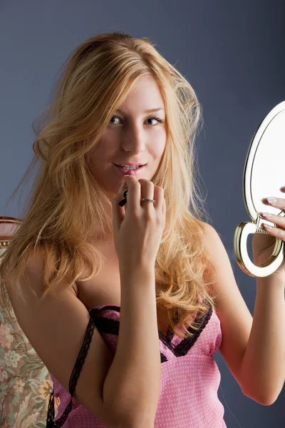 Красивая женщина с зеркалом — стоковое фото