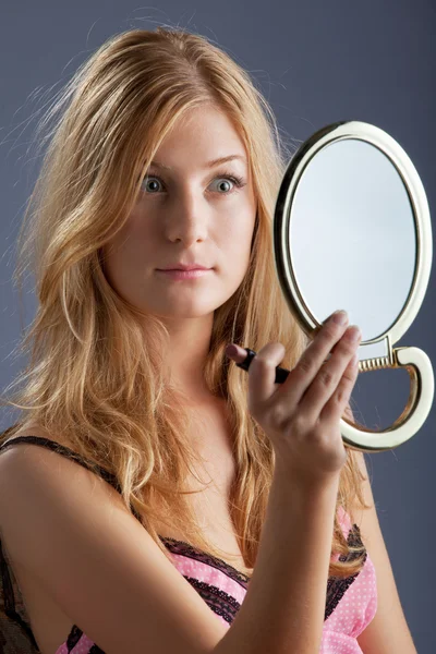 Όμορφη γυναίκα με καθρέφτη — Φωτογραφία Αρχείου