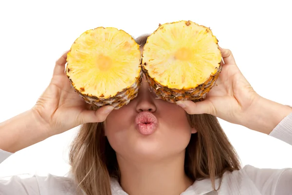 Bella bionda con ananas — Foto Stock