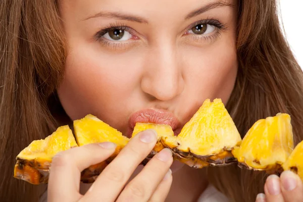 Schöne Blondine mit Ananas — Stockfoto