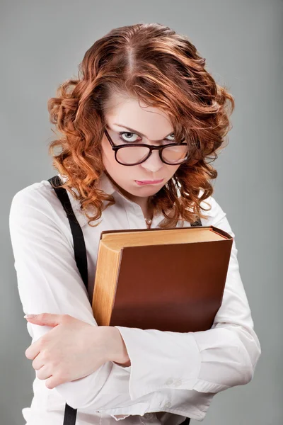 Jovem mulher em óculos com um livro — Fotografia de Stock