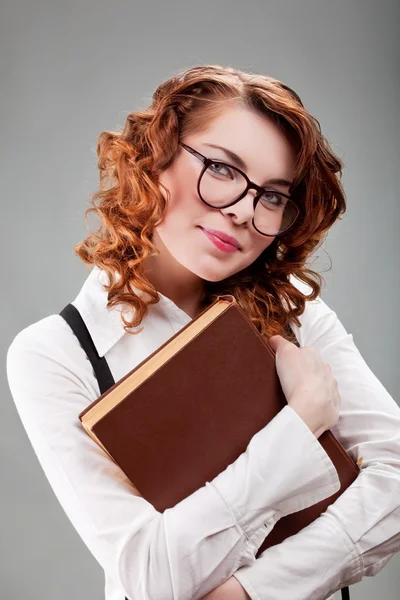 Fiatal nő egy könyvet szemüveg — Stock Fotó