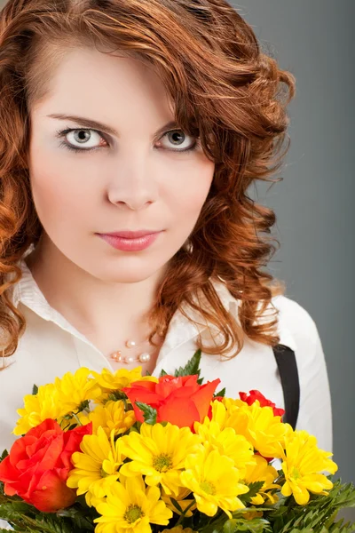 Femme avec un bouquet de fleurs — Photo