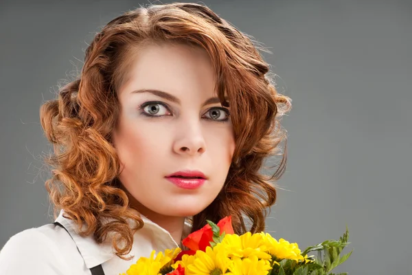 Frau mit einem Blumenstrauß — Stockfoto