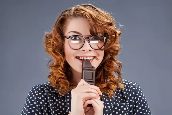 Ευτυχής χαμογελαστό γυναίκα τρώει σοκολάτα — Φωτογραφία Αρχείου