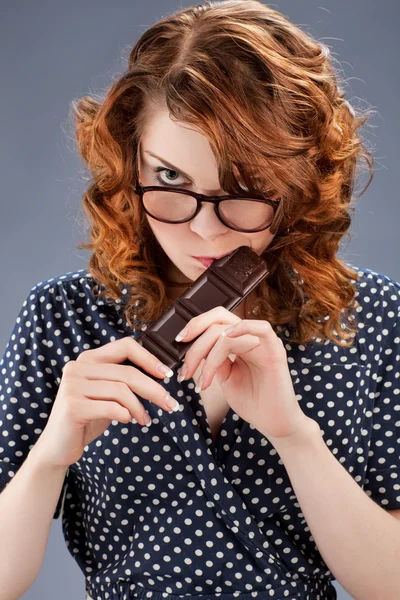 Ευτυχής χαμογελαστό γυναίκα τρώει σοκολάτα — Φωτογραφία Αρχείου