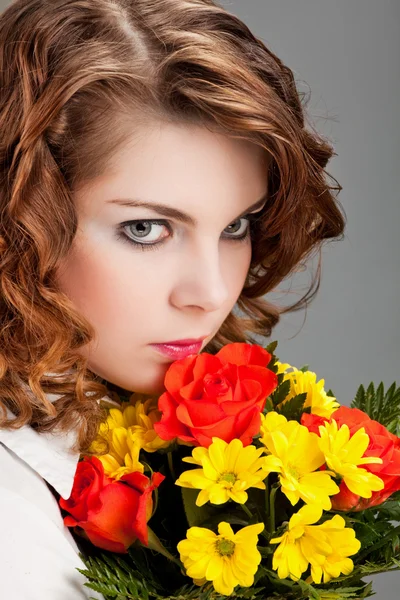 Žena s kyticí květin — Stock fotografie