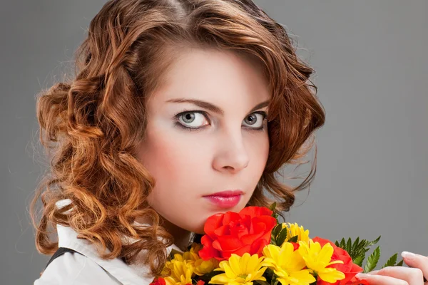 Žena s kyticí květin — Stock fotografie