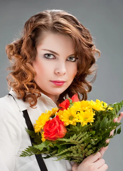 Mulher com um buquê de flores — Fotografia de Stock