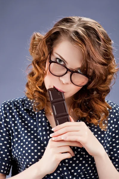 幸福微笑的女人吃巧克力 — 图库照片