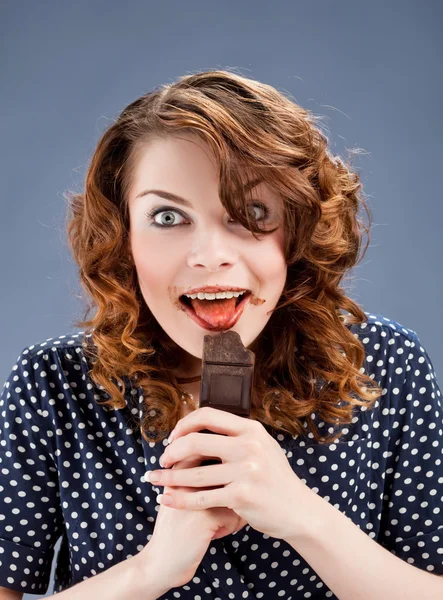 Mutlu gülümseyen kadın çikolata yeme — Stok fotoğraf