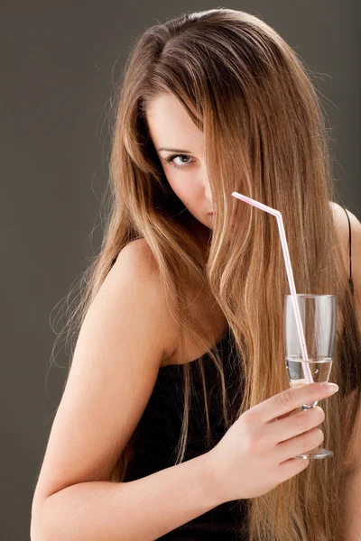 Ung kvinna med bocal vin — Stockfoto