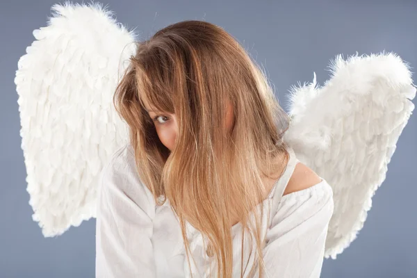 Hermoso ángel rubio sobre fondo gris —  Fotos de Stock