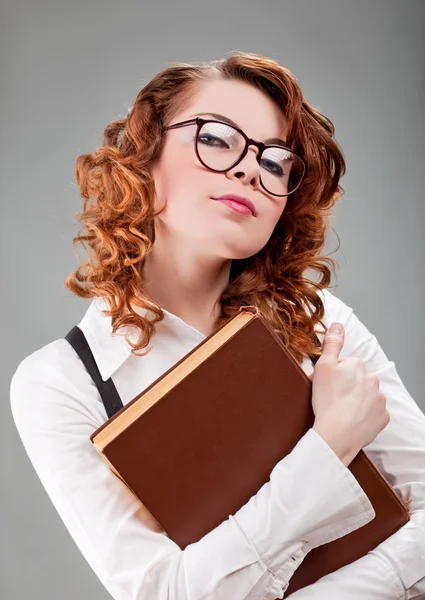 Jovem mulher em óculos com um livro — Fotografia de Stock