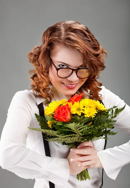 Bir buket çiçekli kadın — Stok fotoğraf